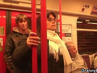 Він picks вгору bigtitted жінка в в metro