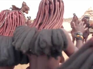 非洲的 himba 女 舞蹈 和 搖擺 他們的 下垂 奶 周圍